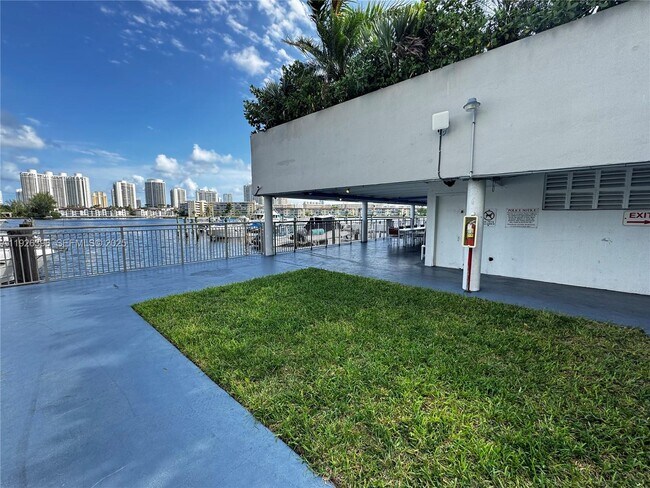 Building Photo - 18061 Biscayne Blvd