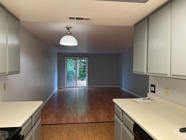 Building Photo - 1391 SW Kokanee Ln