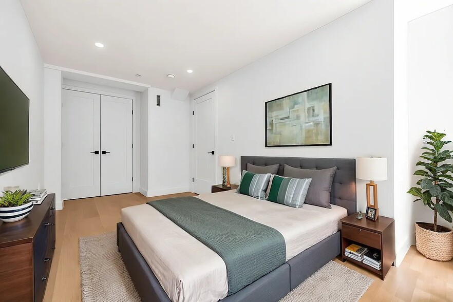 Building Photo - 18 E 13th St