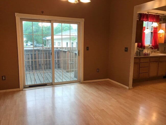 Building Photo - 4 Bedrooms/2 Bath Home with attached Garage