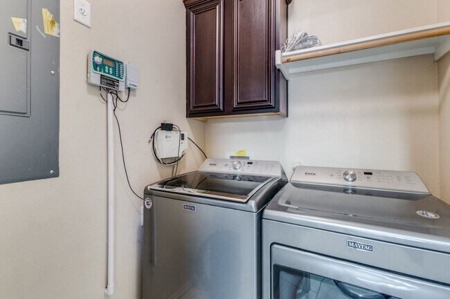 Building Photo - Three Bed, Two Bath Half Duplex near Mesquite Airport, Available Feb 10th.