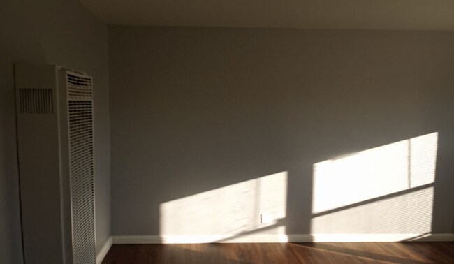 Building Photo - Bright & Cute 1-Bedroom Cottage – Availabl...
