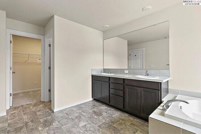 Building Photo - Your Ideal Home in Puyallup Awaits – Peaceful, Modern, Perfectly Located.