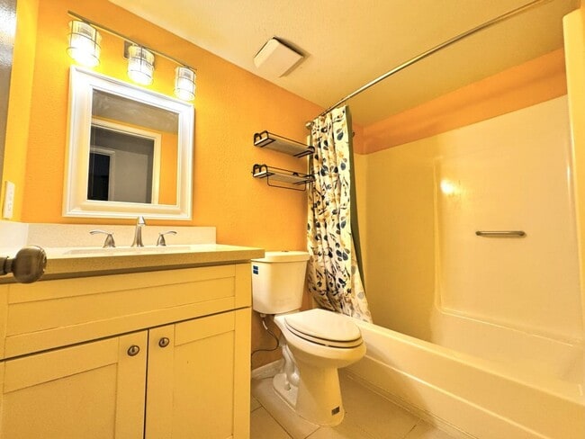 Building Photo - REMODELED 4 BEDROOM HOME WITH HUGE YARD, C...