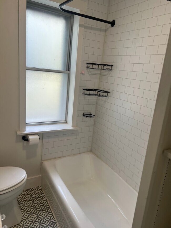 Building Photo - 5 Bedroom House