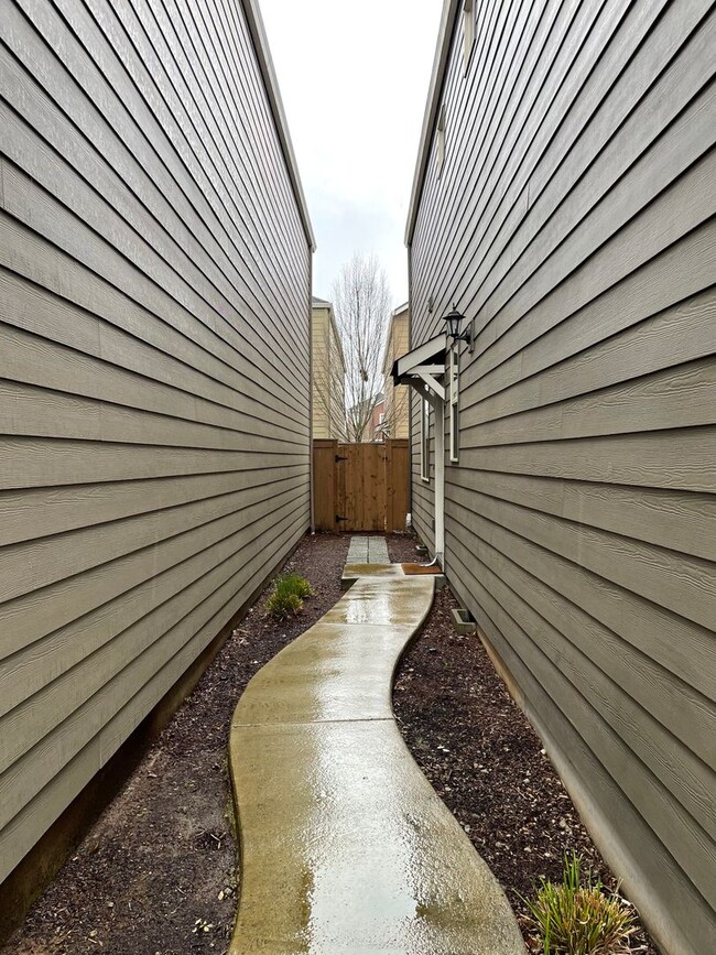 Building Photo - Spacious 3 Bedroom Home with Fenced Yard, Patio, and 2-Car Garage Near Mill Plain.