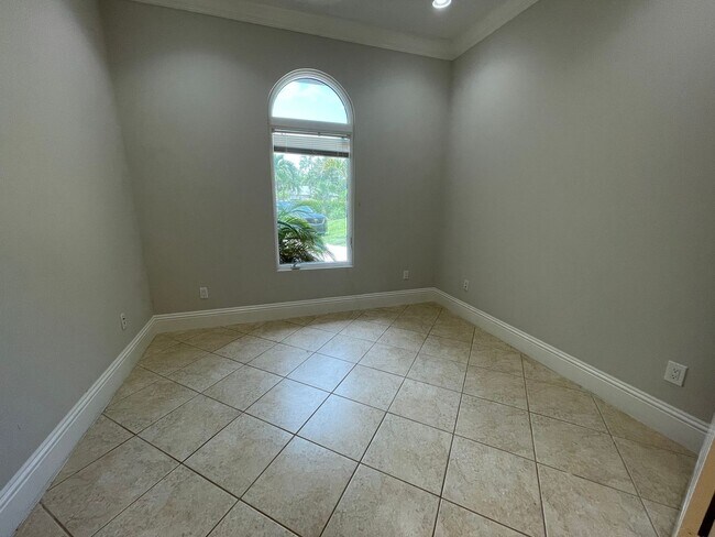 Building Photo - ANNUAL RENTAL - 3 BEDROOM + DEN/ 3 BATH SP...