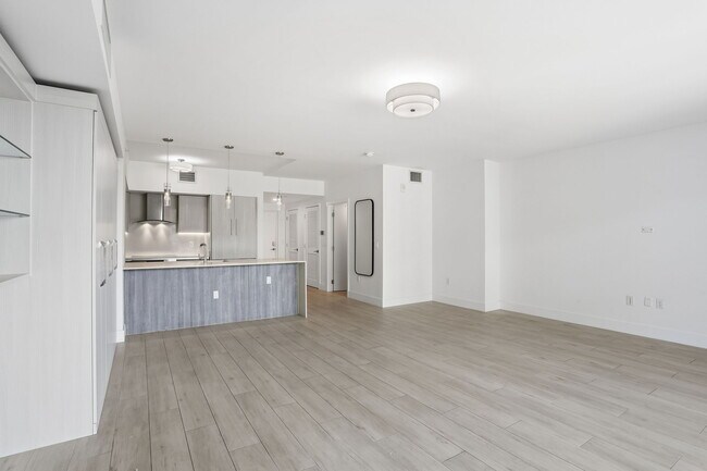 Building Photo - 111 SE 1st Ave