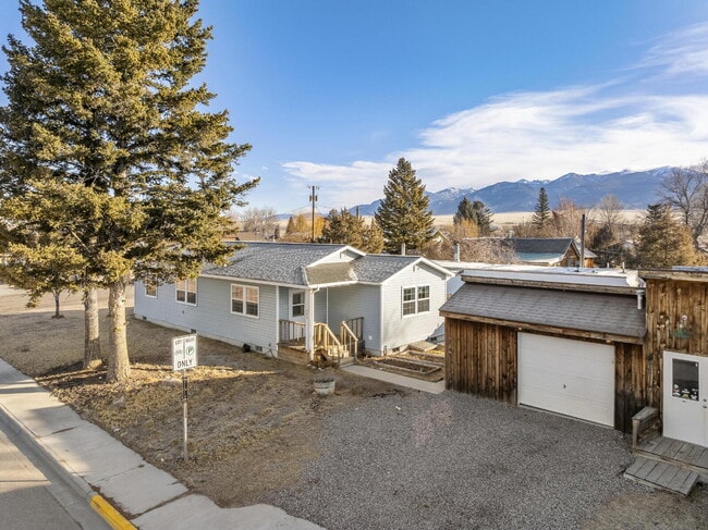 Building Photo - Cozy Living with Bonus Flex Space