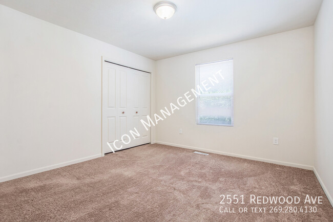 Building Photo - 2551 Redwood Ave