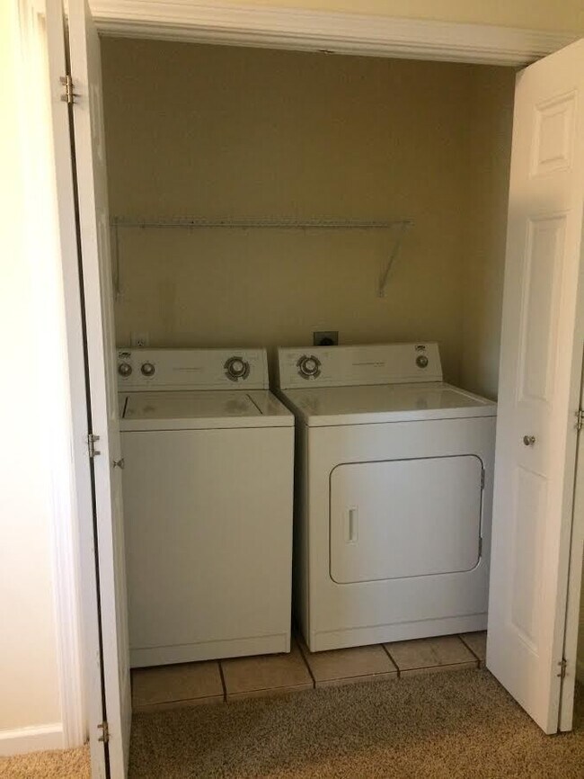Building Photo - Fantastic 3-Bedroom, 2 3/4 bathroom Townho...