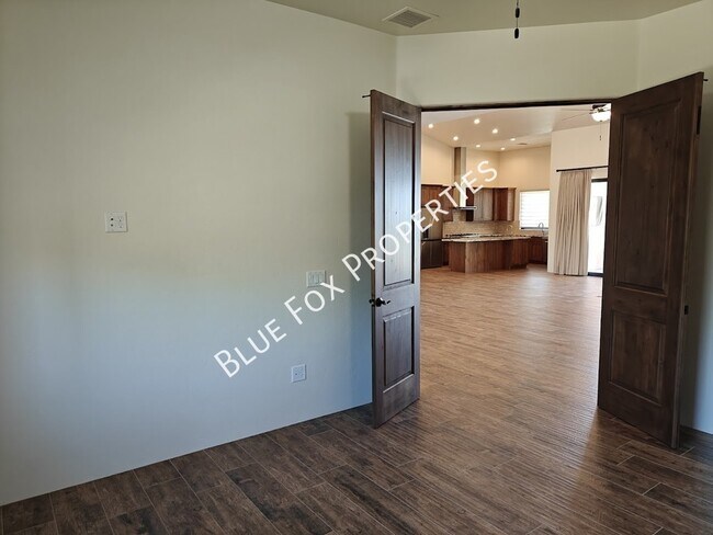 Building Photo - 13037 N Red Quail Pl
