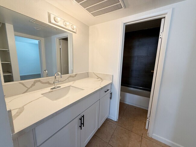 Building Photo - Remodeled 2 Bedroom and 1 Bath Unit Near E...