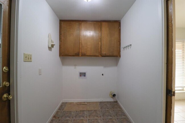Building Photo - 5335 Cambridge Ln