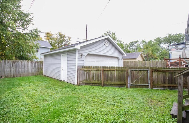 Building Photo - 4122 Fairview Dr