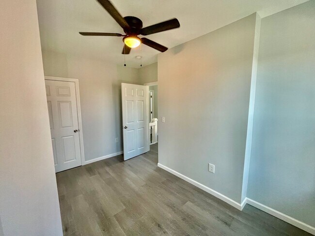 Building Photo - Bright and Updated 2 Bedroom 1.5 Bath House in Oakland