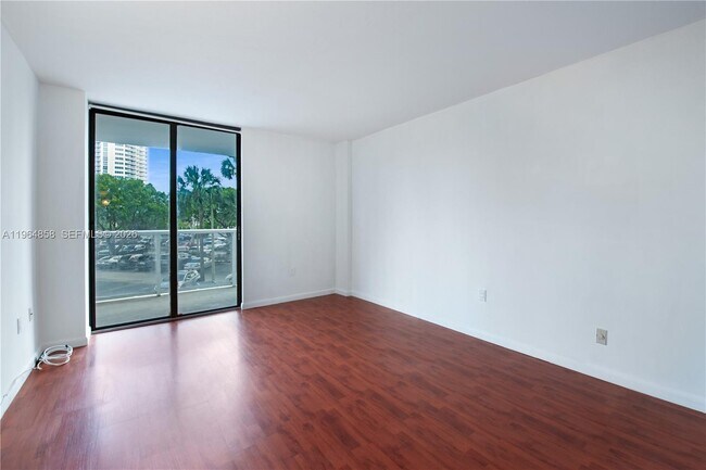 Building Photo - 3731 N Country Club Dr