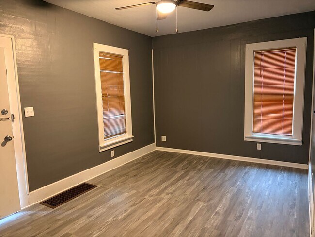 Building Photo - Charming 2-Bedroom Home with Garage and Covered Porch!