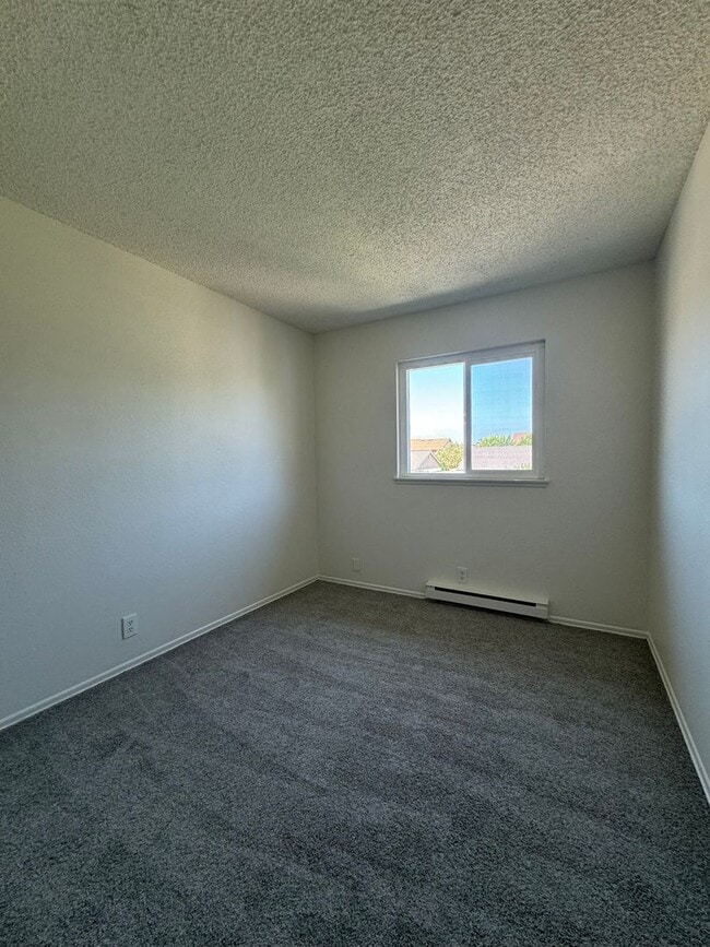Building Photo - 3 Bed | 1.5 Bath Townhome with Garage in S...