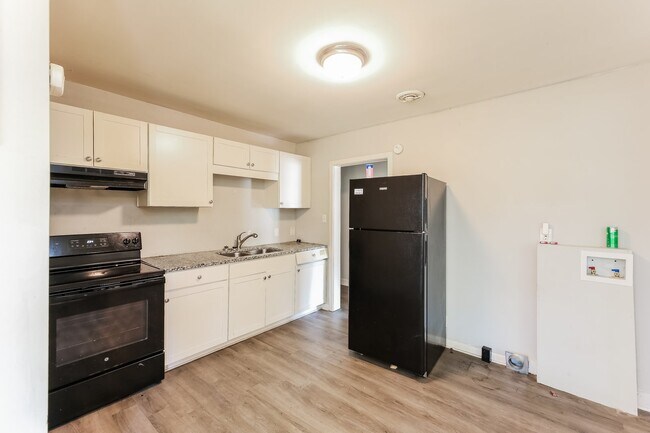 Building Photo - 606 Fleetwood Cir