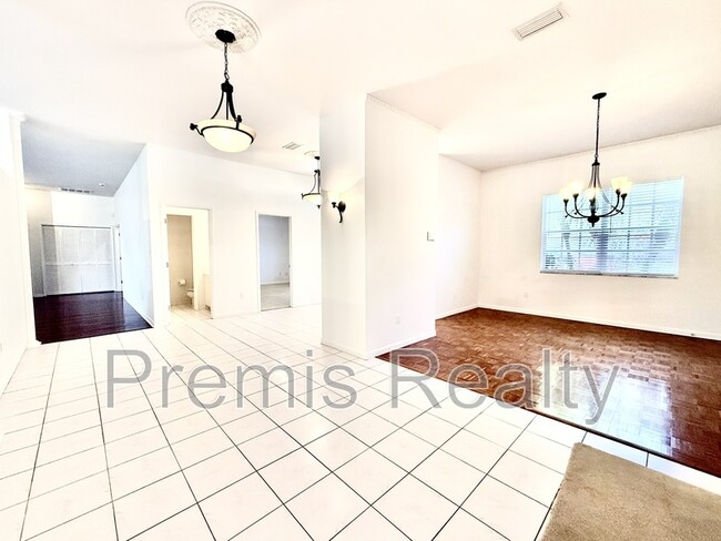 Building Photo - 642 Weathersfield Dr
