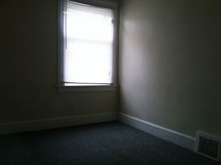 Building Photo - 653 Oakhill Ave