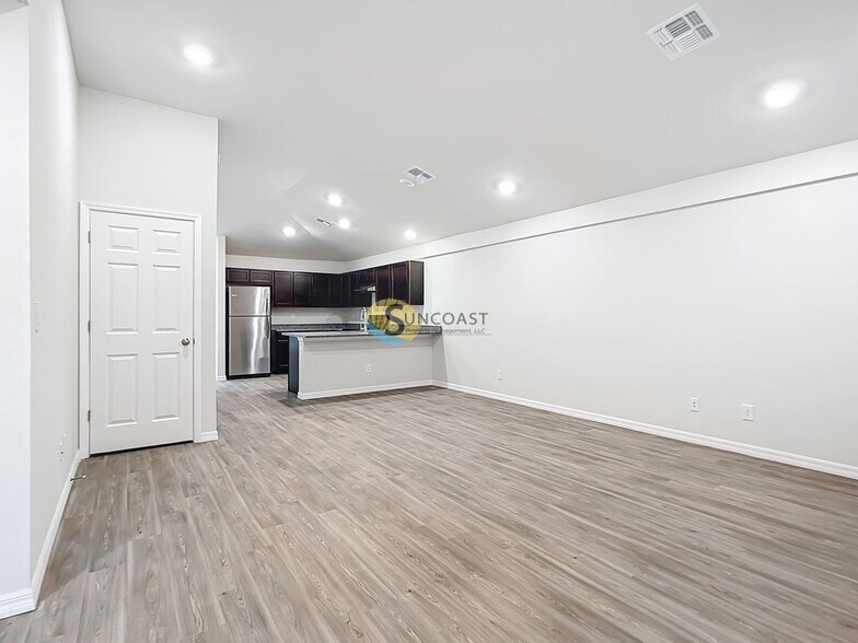 Building Photo - 179 Lomond Dr