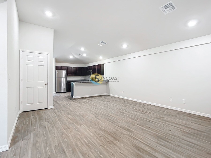 Building Photo - 179 Lomond Dr