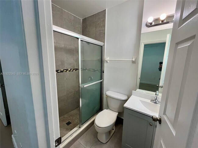 Building Photo - 1550 NE 33rd Ave