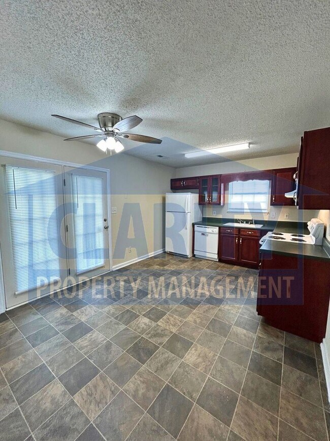 Building Photo - 3-bedroom home w/ single car garage!