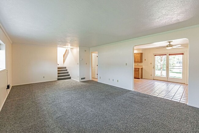 Building Photo - **Charming 3-Bed, 2.5-Bath Home in Idaho F...
