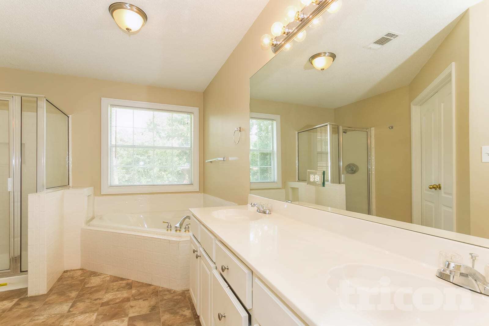 Building Photo - 305 Emerald Trce