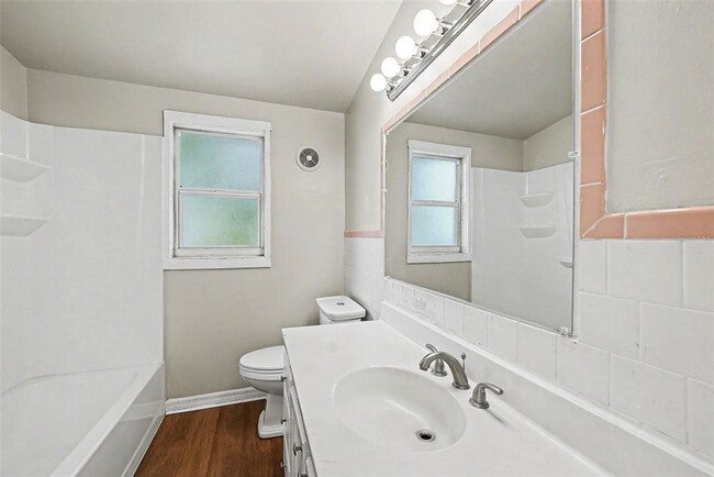 Building Photo - 4022 E Henry Ave