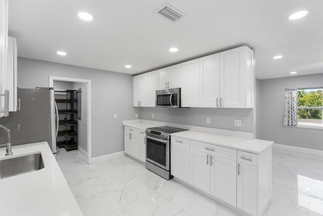 Building Photo - 3910 N 147 Ave