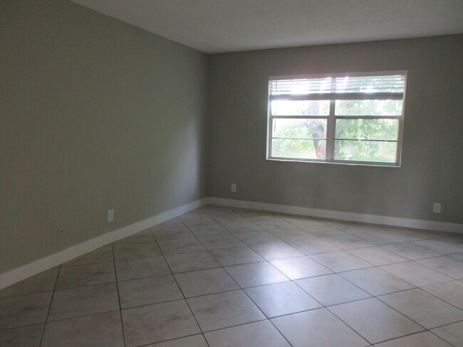 Building Photo - 4111 NW 114th Ave