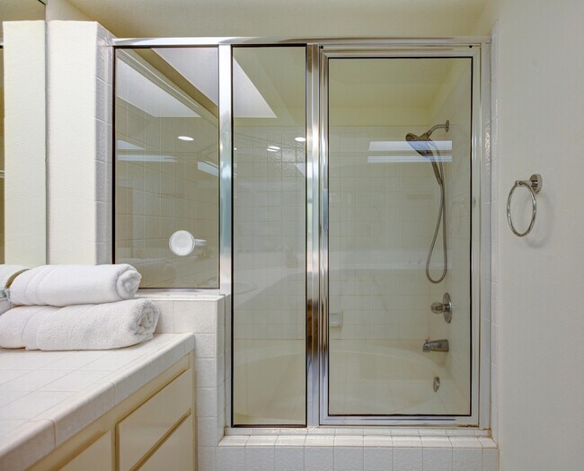 Building Photo - 709 Vista Lago Cir N