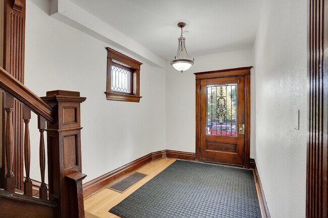 Building Photo - $2,080.95 - Charming 1 bed, 1 bath located in Denver with Bonus Flex Room!