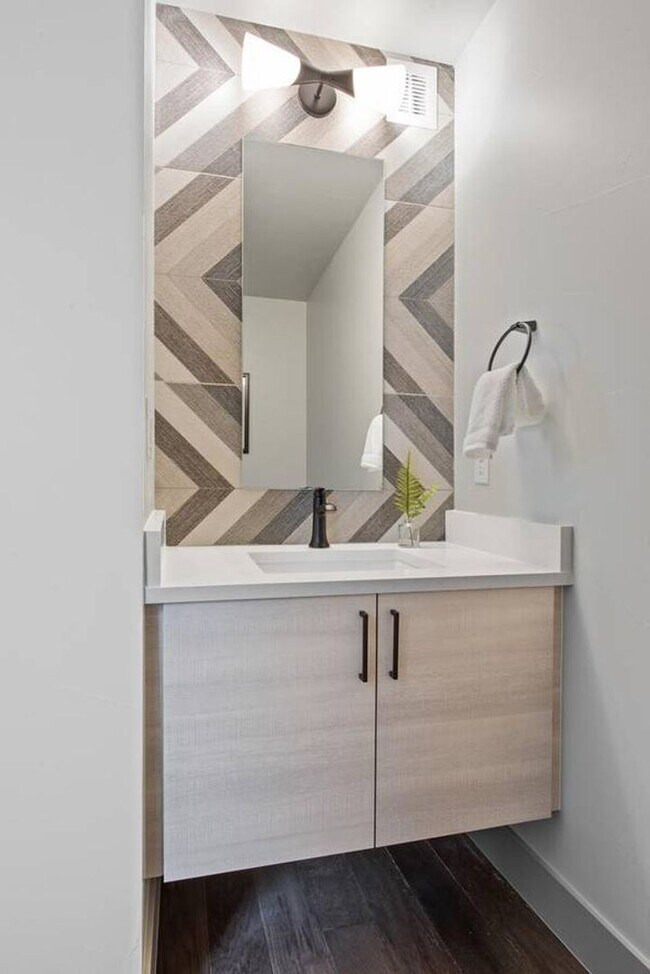 Building Photo - Beautiful Contemporary Home in Cherry Creek