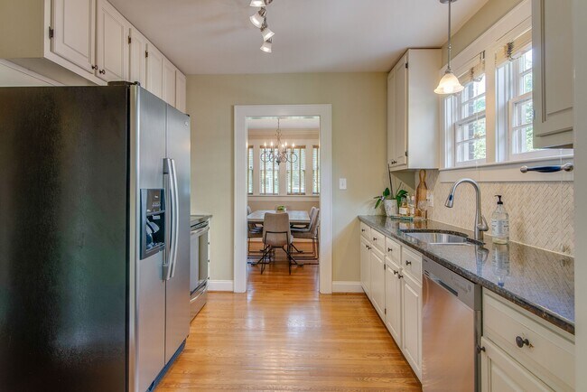 Building Photo - 2610 Woodlawn Dr