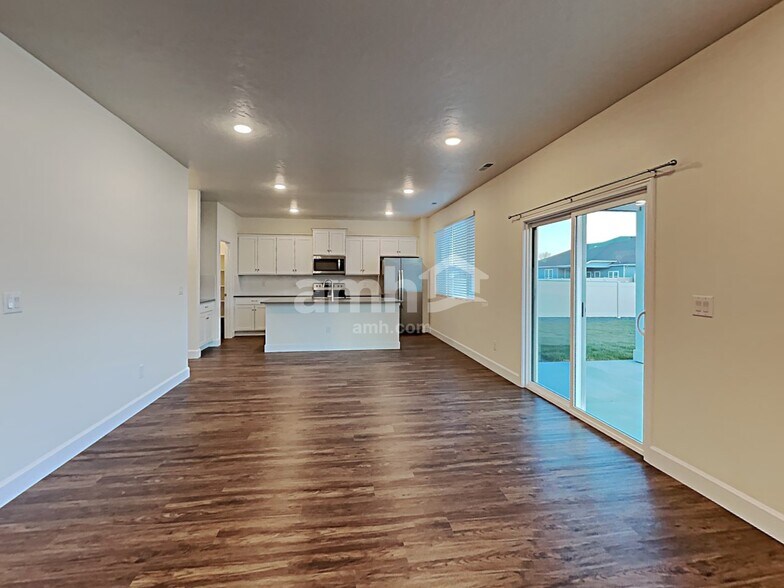 Building Photo - 9429 W Chino St