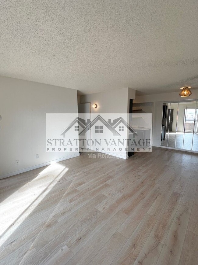 Building Photo - 2625 E Indian School Rd