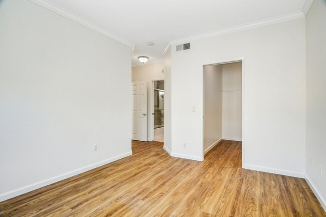 Building Photo - 2 bedroom 2 bathroom condo in Uptown District!