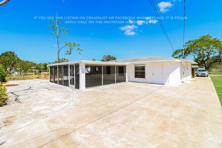 Building Photo - 11018 102nd Ave N