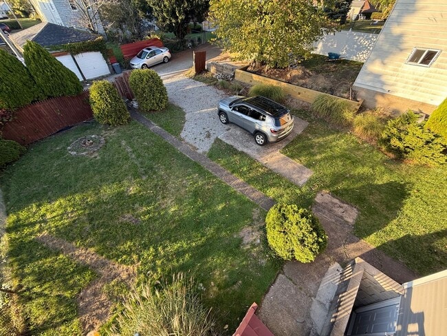 Building Photo - Updated 3BR 1.5 bath house with office/ of...