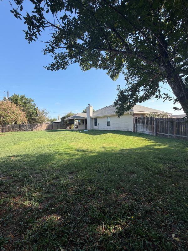 Building Photo - 715 Lakeview Dr