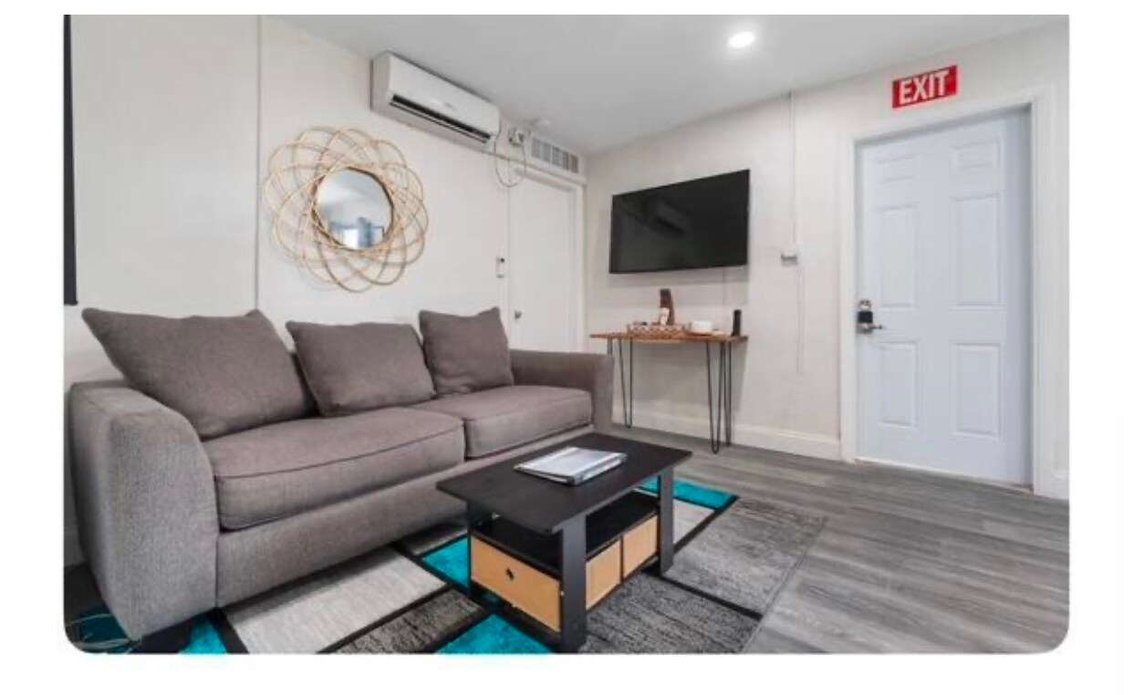 Spacious living area - 529 NW 15th Way