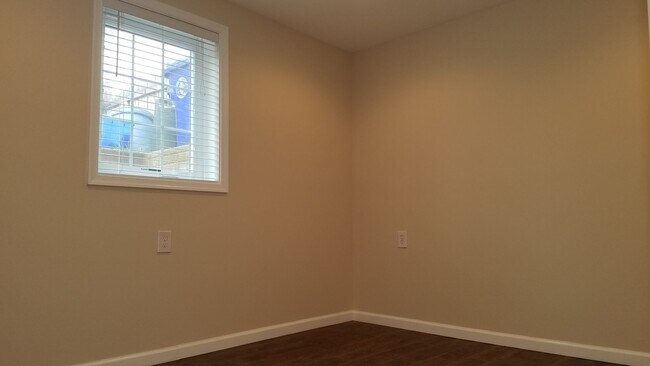 Building Photo - Spacious single family home in established Rockville neighborhood available now!