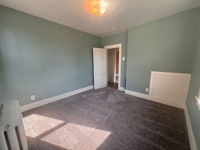 Building Photo - Beautifully Updated 2 Bedroom in Penn-Traf...