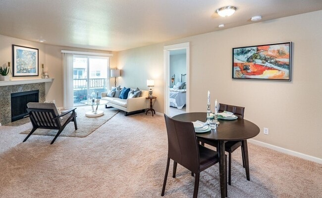 Building Photo - Charming 2-2 Condo in Moss Bay – Available April 5