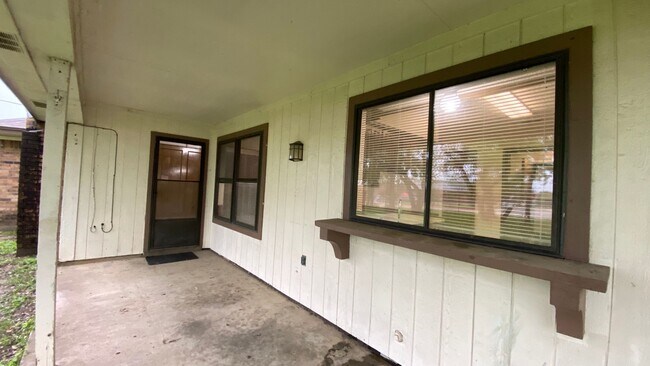 Building Photo - AVAILABLE NOW 3 BEDROOM 2 BATH HOME IN BUR...